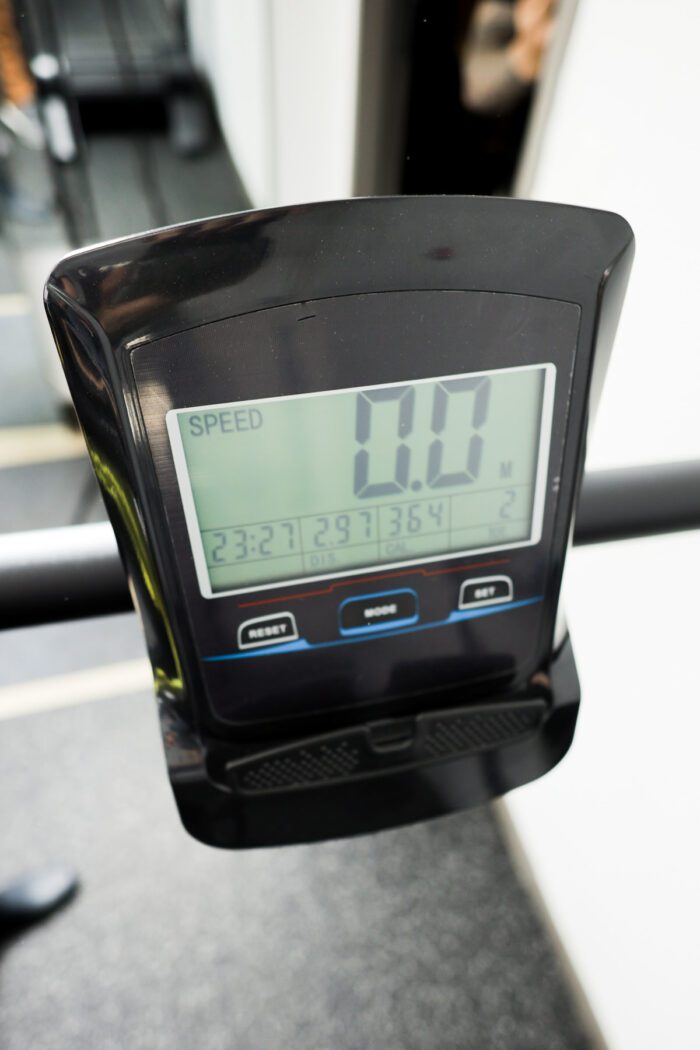 Treadmill display showing zero speed.